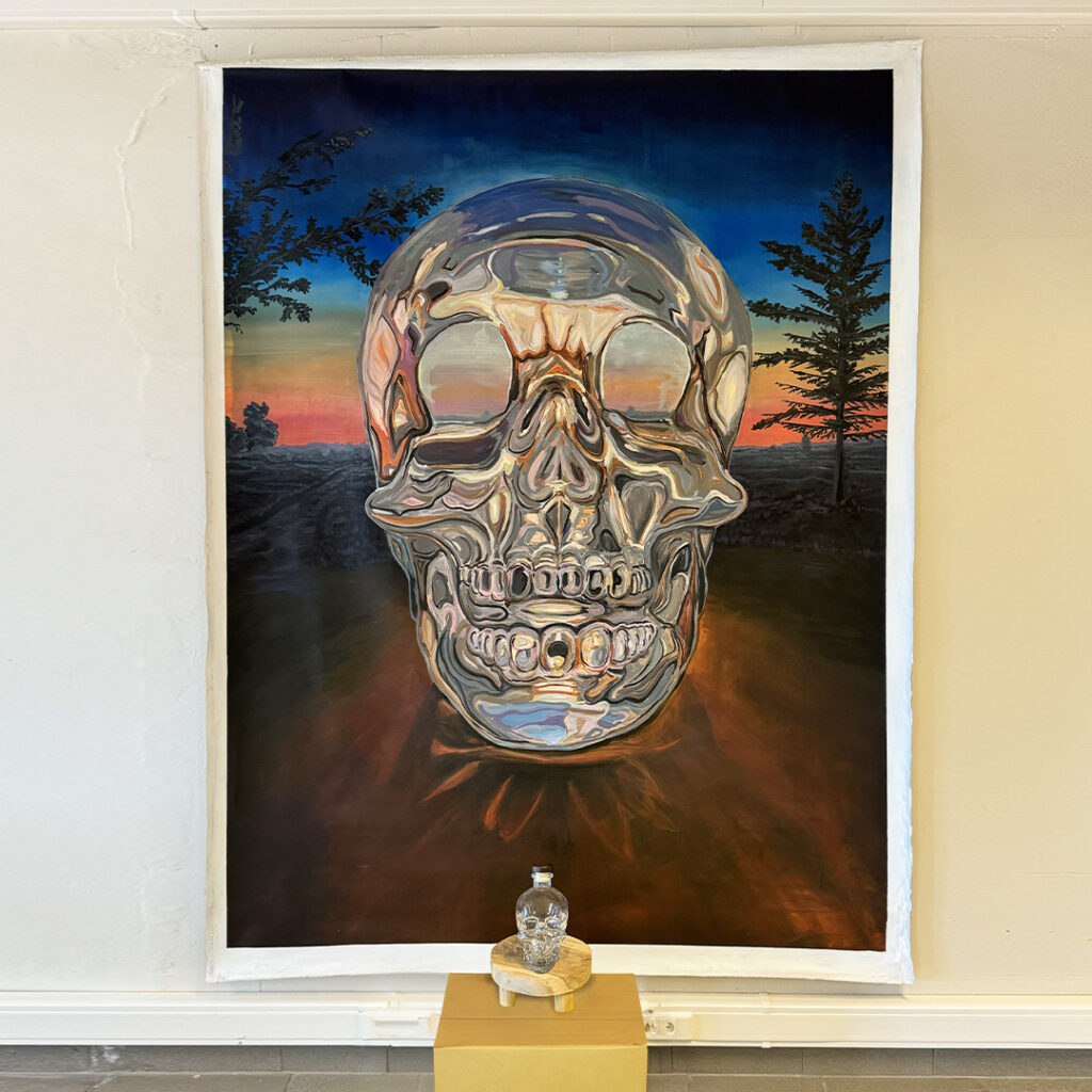 Vue des dimensions de la bouteille de vodka Crystal Head par rapport à la peinture crâne de verre